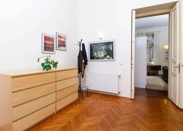 Cityscape Budget Jokai Flat דירה