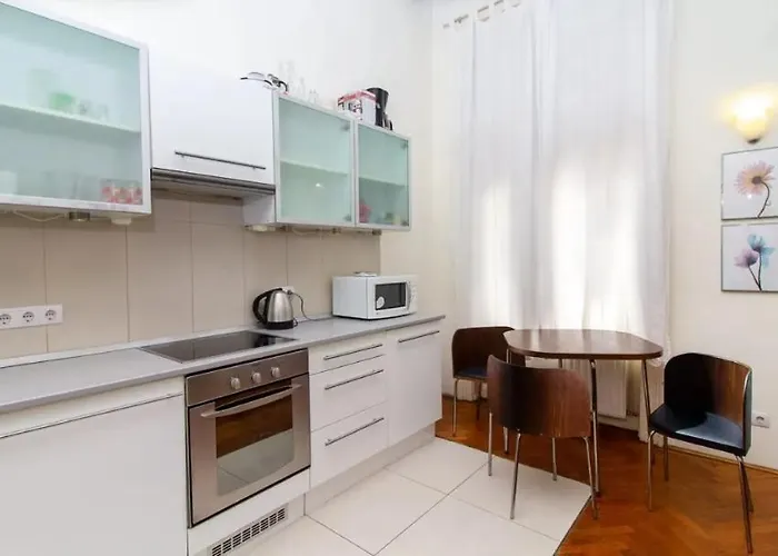 Cityscape Budget Jokai Flat *